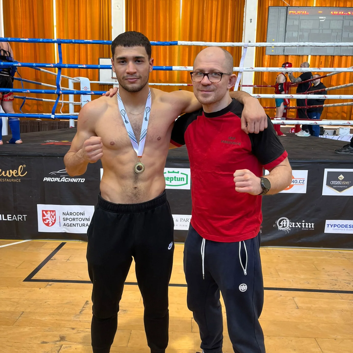 Daniel Djebara s medailí a trenér Pavel Hvězda po vítězství nad Lukášem Parobkem