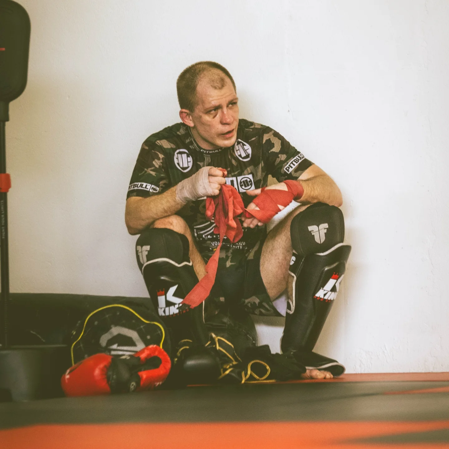 Mezi koly sparingu. Příprava v gymu.