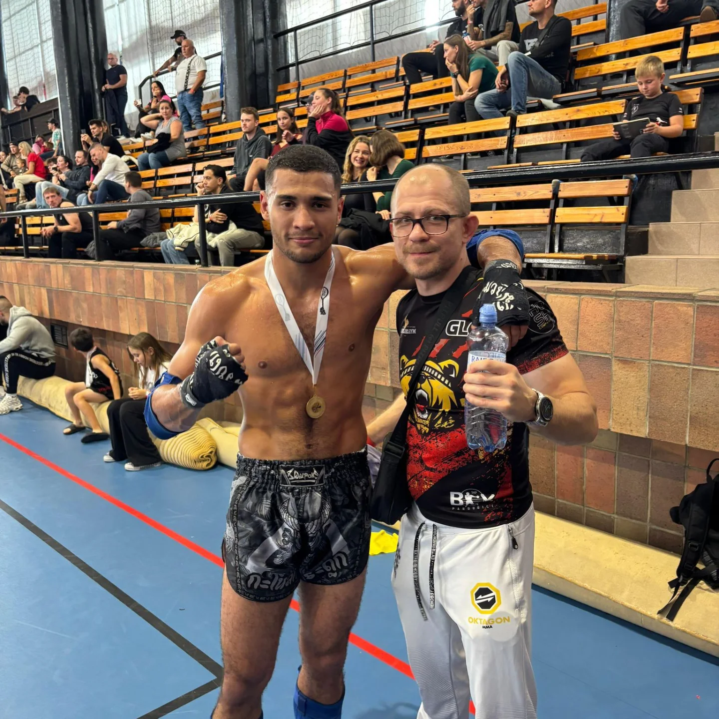S Danielem po vítězném zápase. Národní liga Muaythai, Brno 2025.